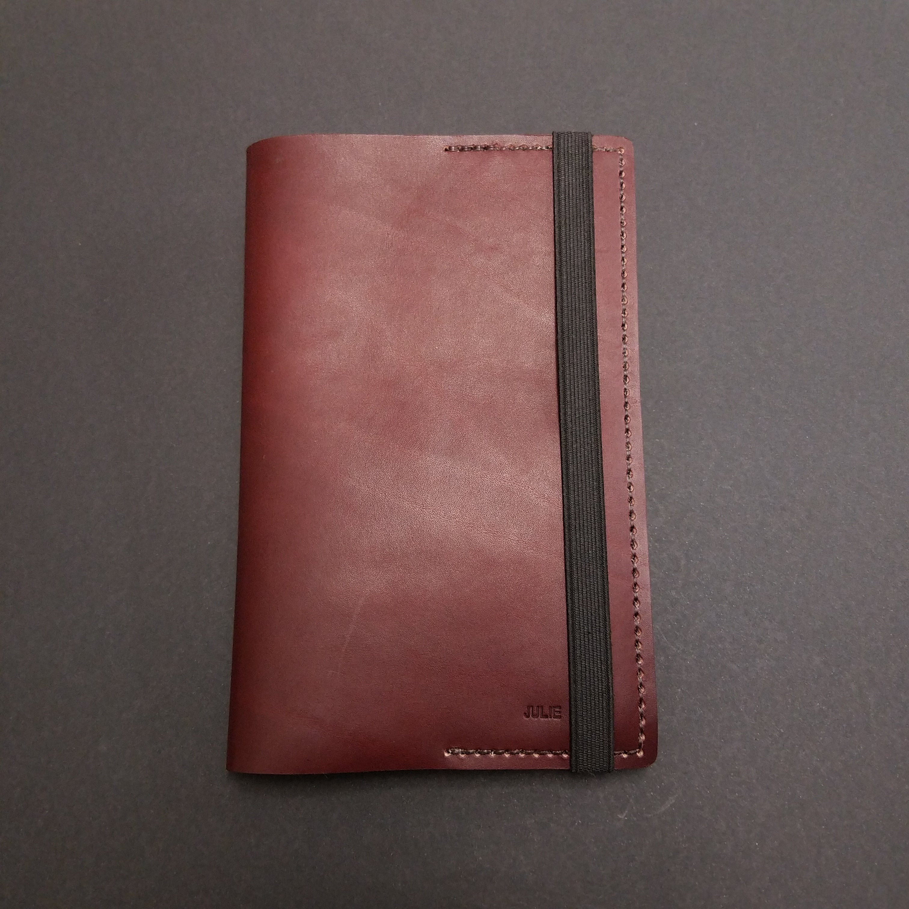 protège carnet cahier cuir sur mesure personnalisable cadeau note écriture dessin élastique maroquinerie artisanale faméthic français marseille inscription personnalisée